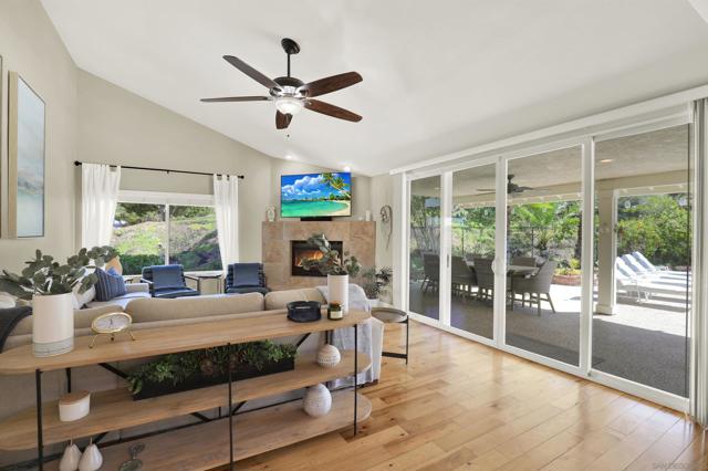1033 1035 Summit Trl, Escondido CA: https://media.crmls.org/mediaz/4ab17484-ea03-4600-9ff4-162eb5bbbdc5.jpg