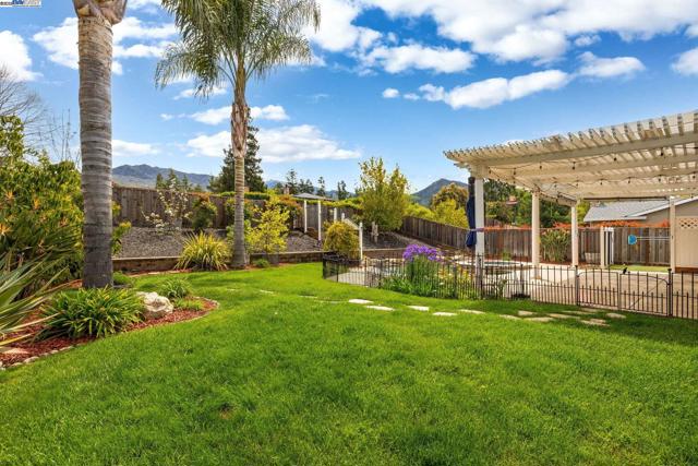 508 E Myrick Court, Clayton CA: https://media.crmls.org/mediaz/4ab1f156-0a24-4114-8c99-f4e1afdf28ec.jpg