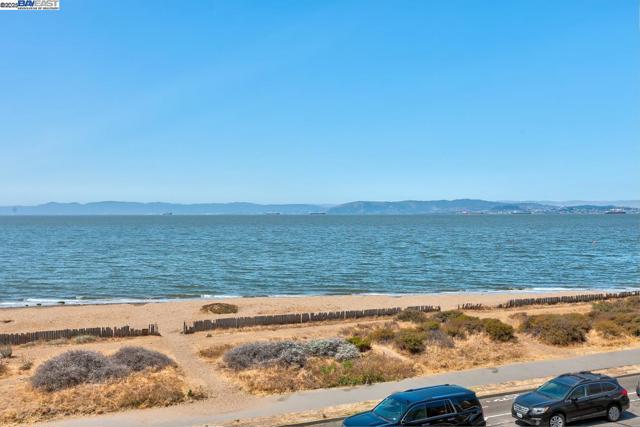 1001 Shoreline Dr, Alameda CA: https://media.crmls.org/mediaz/4ab2ae2a-b57e-4895-894d-534dfc2f1054.jpg