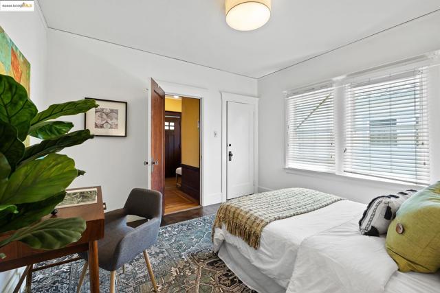 393 43Rd St, Oakland CA: https://media.crmls.org/mediaz/4ab2cdaa-fe2b-4404-9348-319d23422a70.jpg