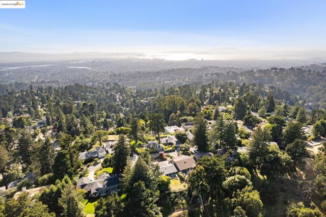6824 Wilton Dr, Oakland CA: https://media.crmls.org/mediaz/4ab35f86-aadf-4696-a726-702ec8255819.jpg