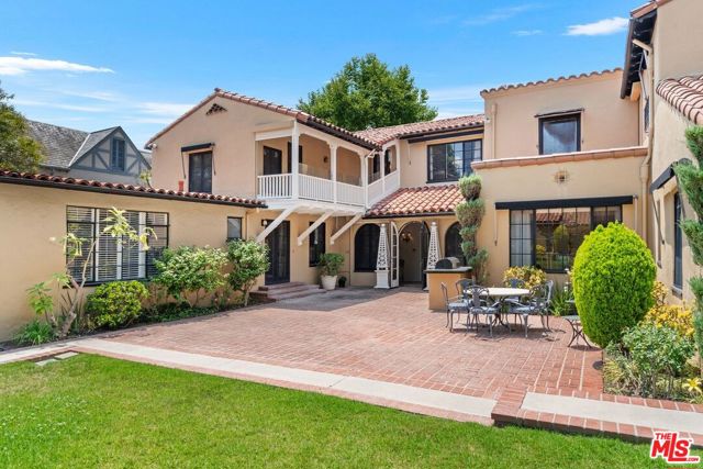 434 S Muirfield Road, Los Angeles CA: https://media.crmls.org/mediaz/4ab38233-5835-4eda-9db8-dbe6159d623a.jpg