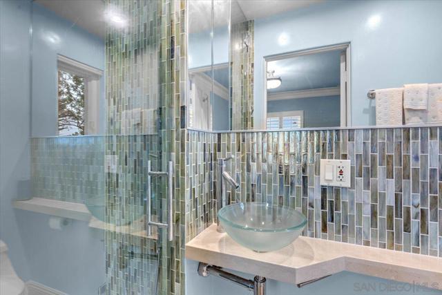 2205 Locust St, San Diego CA: https://media.crmls.org/mediaz/4ab3fd35-8343-4a00-ac0b-5910d84ed888.jpg