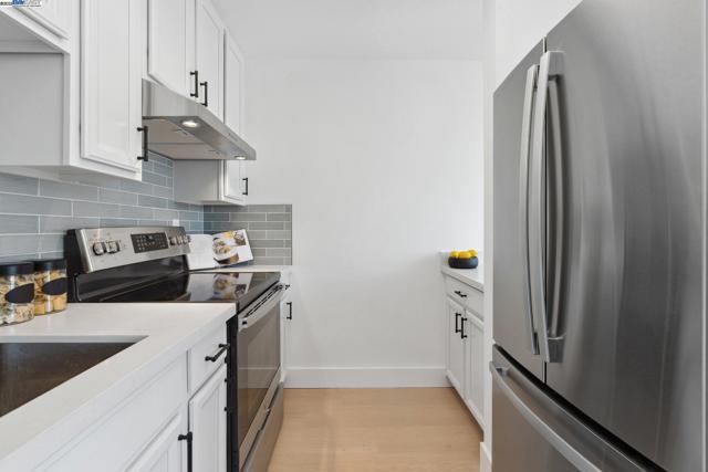 1 Kelton Ct, Oakland CA: https://media.crmls.org/mediaz/4ab45dd8-8a02-4d7f-8b19-19a7cd54f896.jpg