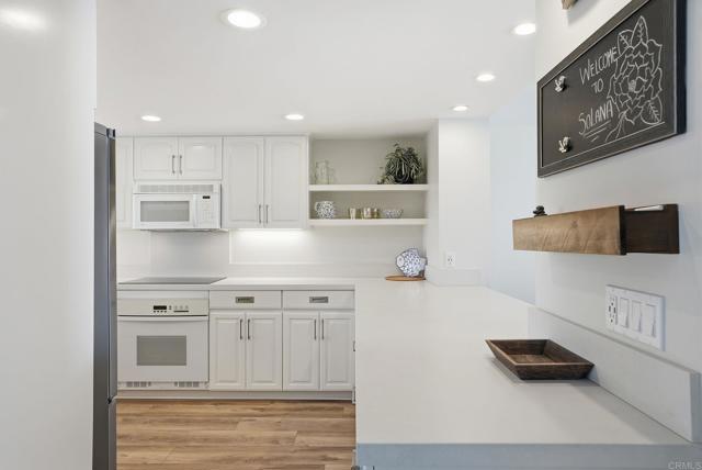 Detail Gallery Image 7 of 26 For 211 S Helix #53,  Solana Beach,  CA 92075 - 2 Beds | 2/1 Baths
