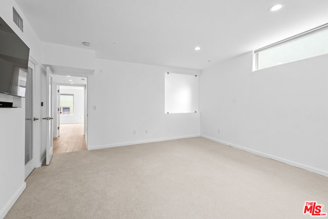 900 N West Knoll Drive, West Hollywood CA: https://media.crmls.org/mediaz/4ab7112e-ffcf-454a-95e8-ea25086a12ea.jpg