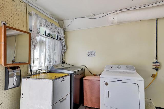 333 Elliot Street, San Francisco CA: https://media.crmls.org/mediaz/4ab766e2-3616-455e-a88e-2f56a7ac4f5e.jpg