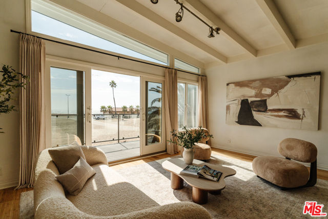6935 Trolleyway, Playa del Rey CA: https://media.crmls.org/mediaz/4ab9122f-3ef0-4d14-88f7-2b679c5b275a.jpg