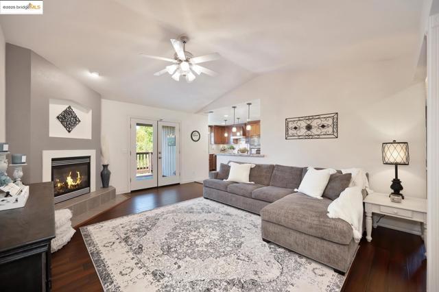 3196 Sudbury RD, Cameron Park CA: https://media.crmls.org/mediaz/4abbffee-6f6d-4bad-8e6d-42c37c267932.jpg