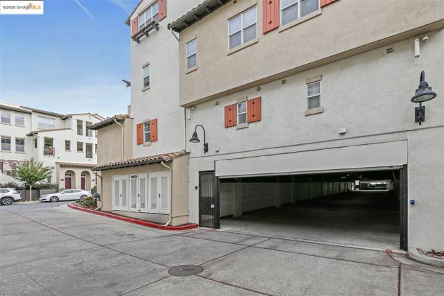 4153 Clarinbridge Cir, Dublin CA: https://media.crmls.org/mediaz/4abdb016-1742-47d8-9229-83e403a13e60.jpg