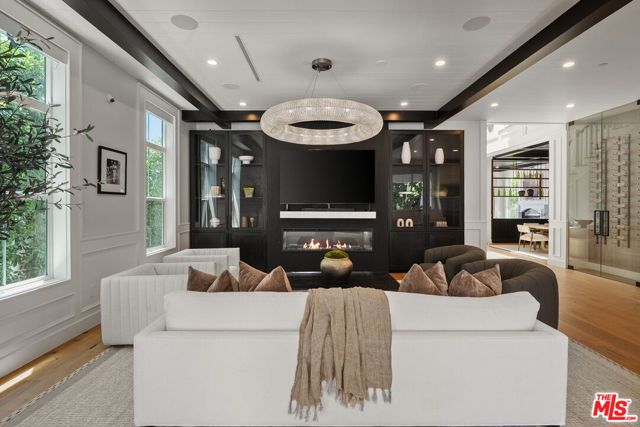 18057 Valley Vista Boulevard, Encino CA: https://media.crmls.org/mediaz/4abea271-aada-4e08-b3e3-df9d64f1659d.jpg