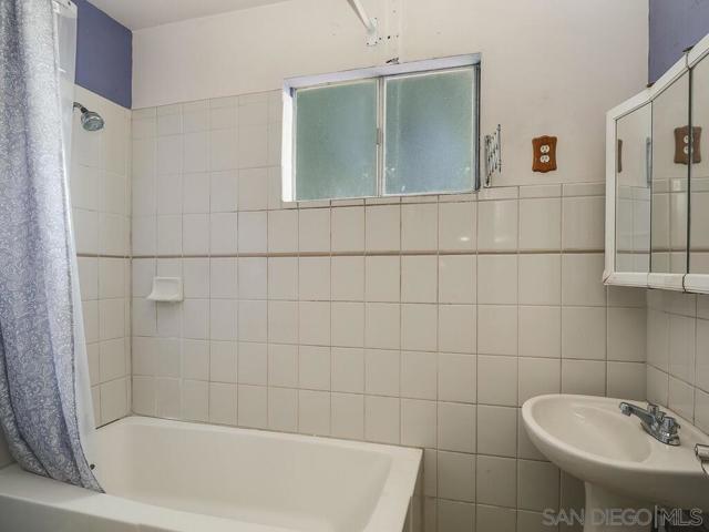 1212 Fifth Ave, Chula Vista CA: https://media.crmls.org/mediaz/4abee58c-9f6f-4dd2-b4b7-5c88ffc343aa.jpg