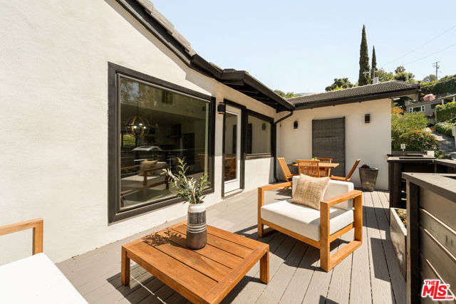 11587 Sunshine Terrace, Studio City CA: https://media.crmls.org/mediaz/4abfa042-2f93-4a33-9136-24c6c355c6a9.jpg