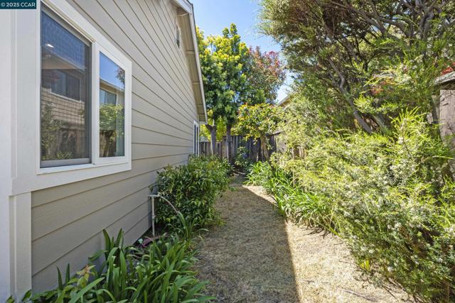 39 Crane Ct, Alameda CA: https://media.crmls.org/mediaz/4abfcc0d-fed3-4661-b6d4-e7294b3d0332.jpg