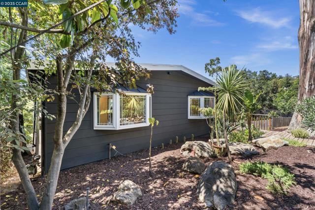 5915 ALHAMBRA AVE, Oakland CA: https://media.crmls.org/mediaz/4ac12111-f2e1-4bbe-8956-e642bb440534.jpg