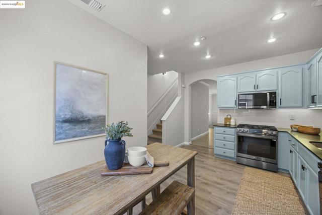 8892 Bellina Commons, Dublin CA: https://media.crmls.org/mediaz/4ac12d66-8619-479b-9fbe-633f319da116.jpg