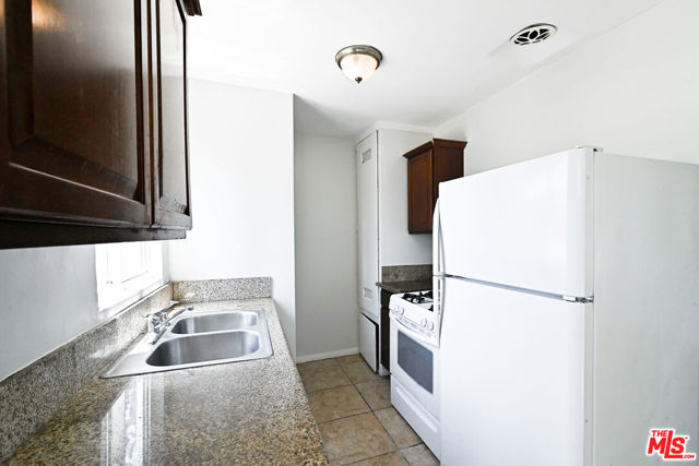 5533 W Jefferson Boulevard, Los Angeles CA: https://media.crmls.org/mediaz/4ac2af69-791b-4b4c-81a6-de7e0c89d109.jpg