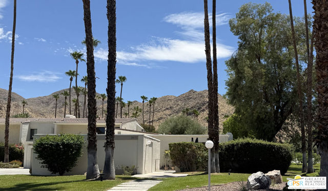 3410 E Bogert Trail, Palm Springs CA: https://media.crmls.org/mediaz/4ac2ecb4-3c6f-42e0-9cd5-16225b54fee0.jpg