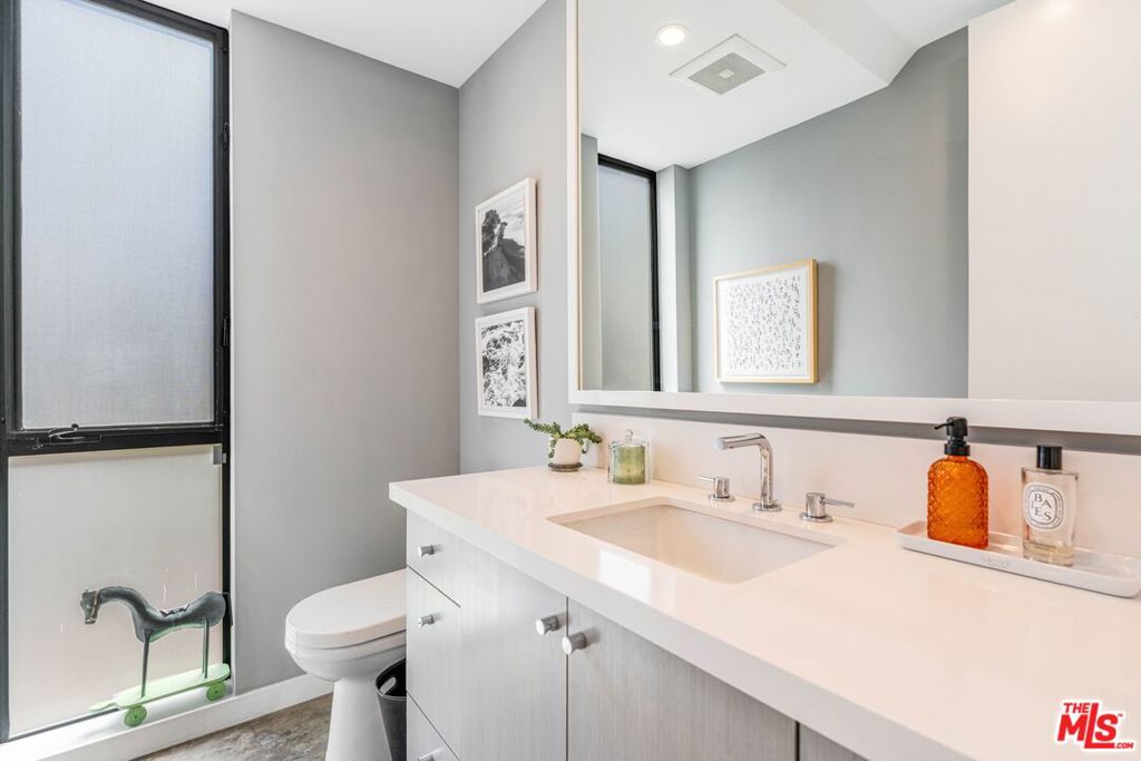https://media.crmls.org/mediaz/4ac35272-0dd0-45b5-8180-f1143dde14fa.jpg?preset=X-Large