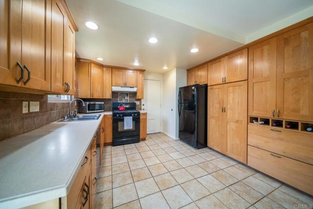 905 Discovery Street, San Marcos CA: https://media.crmls.org/mediaz/4ac40d25-3a0c-445e-8d00-af443a418fa2.jpg