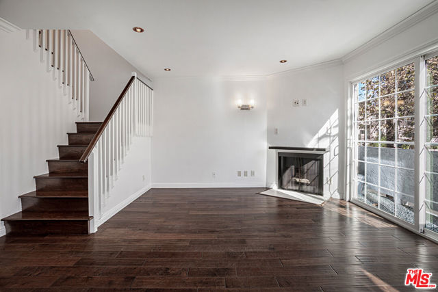 15002 Magnolia Boulevard, 4 photo 4