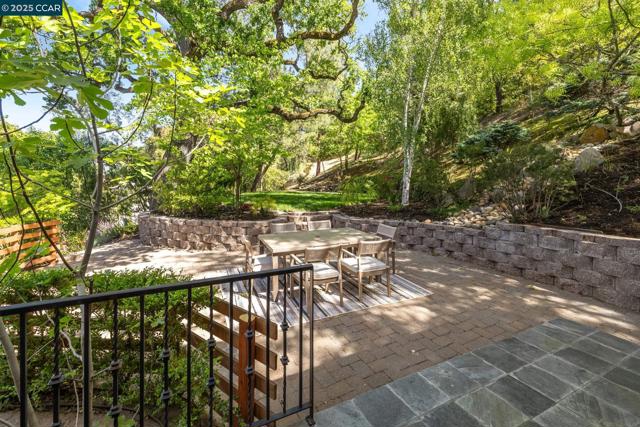 135 Dean Rd, Alamo CA: https://media.crmls.org/mediaz/4ac4746d-e9b3-4b85-810d-fe2ca916152c.jpg