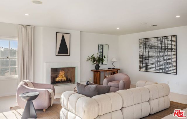 1600 Summitridge Drive, Beverly Hills CA: https://media.crmls.org/mediaz/4ac55c5f-fa4a-4919-95f1-11d2483de8d7.jpg