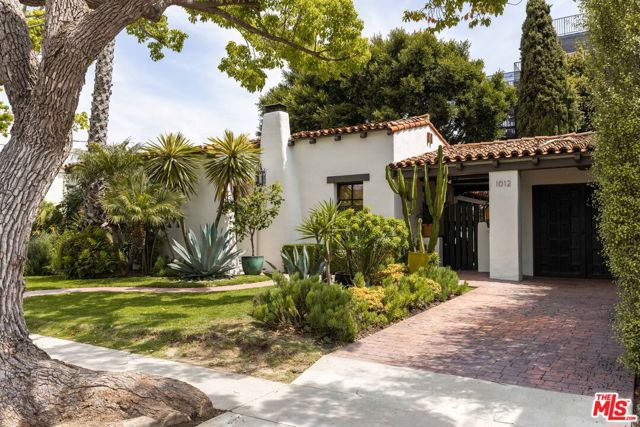 1012 Superba Avenue, Venice CA: https://media.crmls.org/mediaz/4ac5f07c-1b84-4706-9c8e-b8dfa4840208.jpg