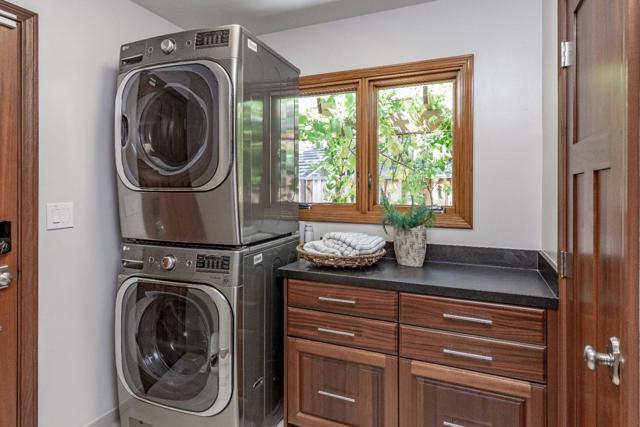 12457 BROOKGLEN Drive, Saratoga CA: https://media.crmls.org/mediaz/4ac75865-88e5-474f-bb43-ff85dfc61e14.jpg