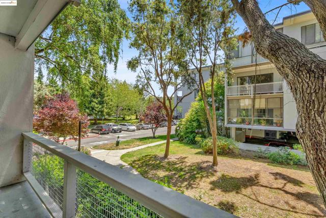7 Commodore Dr, Emeryville CA: https://media.crmls.org/mediaz/4ac7e4aa-69f1-415b-aa60-dc55c619adeb.jpg