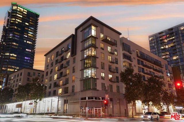 645 W 9th Street, Los Angeles CA: https://media.crmls.org/mediaz/4ac82882-6270-44dc-a83a-a2c2c52056c9.jpg