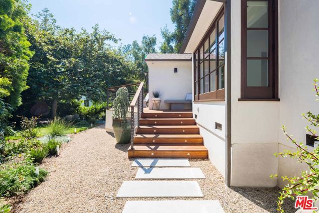 3279 LEDGEWOOD Drive, Los Angeles CA: https://media.crmls.org/mediaz/4ac87340-3bc3-49f5-b85f-cfbfe8f3a453.jpg