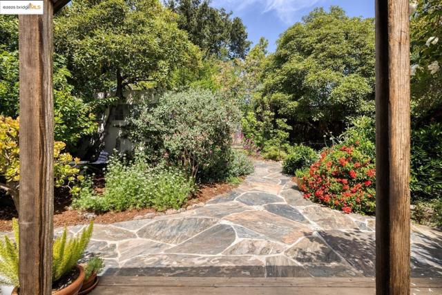 2901 Monticello AVE, Oakland CA: https://media.crmls.org/mediaz/4ac873a9-c20d-456b-ac8d-1ee370f54158.jpg
