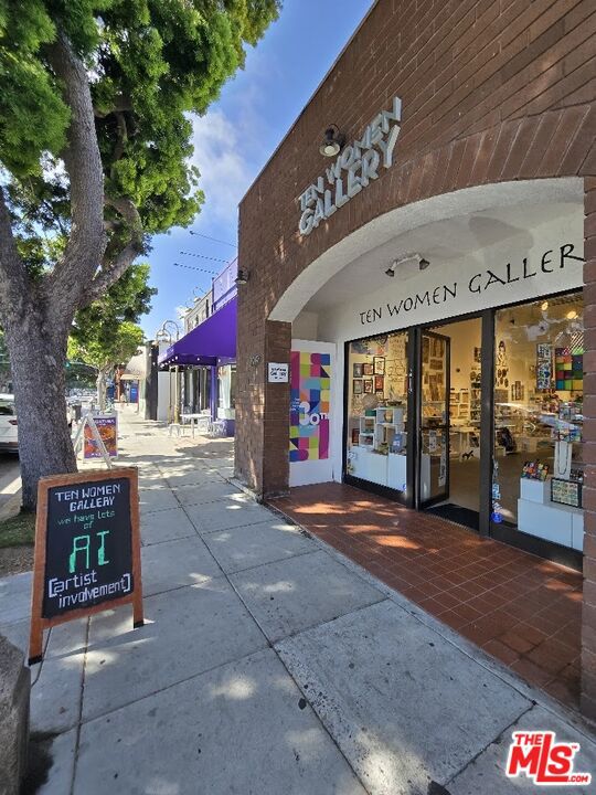 428 Hill Street, Santa Monica CA: https://media.crmls.org/mediaz/4ac96098-a6cf-496e-a500-e8e89f135fa5.jpg