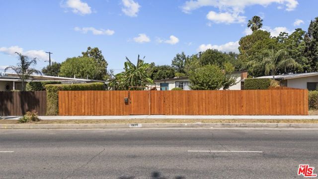7659 Lindley Avenue, Reseda CA: https://media.crmls.org/mediaz/4ac9d113-55c1-4845-98ba-b51174f18a25.jpg