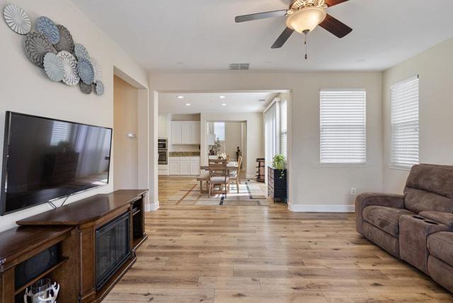 1618 Lily Court, Hollister CA: https://media.crmls.org/mediaz/4aca0658-8378-4889-b3b8-7ec18719a959.jpg