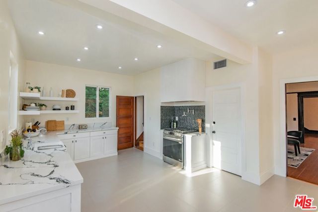 2057 S Oxford Avenue, Los Angeles CA: https://media.crmls.org/mediaz/4aca3c49-cbcc-4a2f-968a-b5e5c71ddaf6.jpg