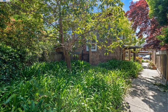 642 Centre Ct, Alameda CA: https://media.crmls.org/mediaz/4aca4151-b2b7-4ab2-be55-d45bb8e9ad1b.jpg
