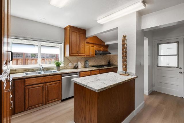 639 Douglas Avenue, Redwood City CA: https://media.crmls.org/mediaz/4aca8aa4-e810-4c2b-8fb6-62958de1a077.jpg