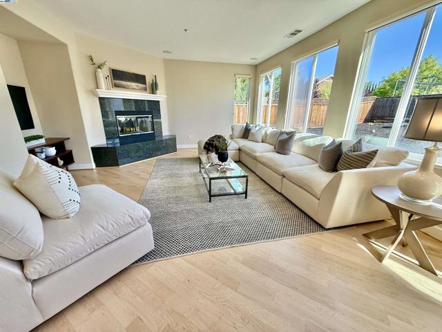 752 Barleta Ln, Livermore CA: https://media.crmls.org/mediaz/4acb58e5-de47-40f7-b5cc-71b36a757e6e.jpg