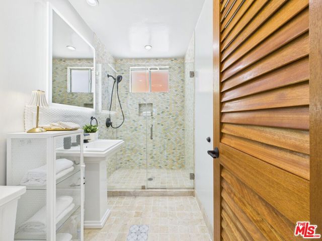 17660 Martha Street, Encino CA: https://media.crmls.org/mediaz/4acc0ee9-5120-41af-855d-8c2b483cde1c.jpg