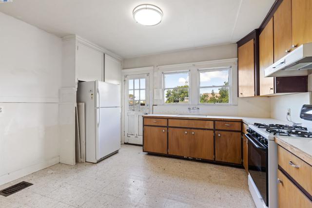 4011 Brighton Ave, Oakland CA: https://media.crmls.org/mediaz/4accc480-b56a-4ca3-8572-25f7bb1eafe4.jpg