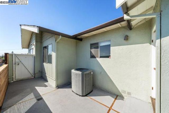 4120 Rhoda Ave, Oakland CA: https://media.crmls.org/mediaz/4acd631b-0b62-4d01-890f-4cbae7d9e411.jpg