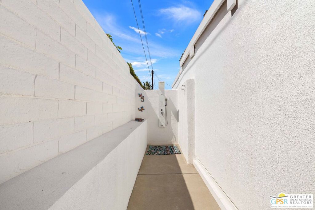 https://media.crmls.org/mediaz/4acd6720-da20-4ba5-9731-439befea4524.jpg?preset=X-Large