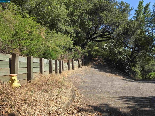 100 Black Log Rd, Kentfield CA: https://media.crmls.org/mediaz/4acdbe77-e6f8-46e9-8782-d46397064304.jpg