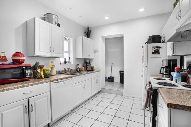 2311 State St, San Diego CA: https://media.crmls.org/mediaz/4acea3ff-f044-4c07-847b-1fc779dd82a2.jpg