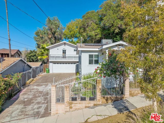 4011 1/2 Sunset Drive, Los Angeles CA: https://media.crmls.org/mediaz/4acee571-28c6-4187-b7ff-9e89aeec80e5.jpg