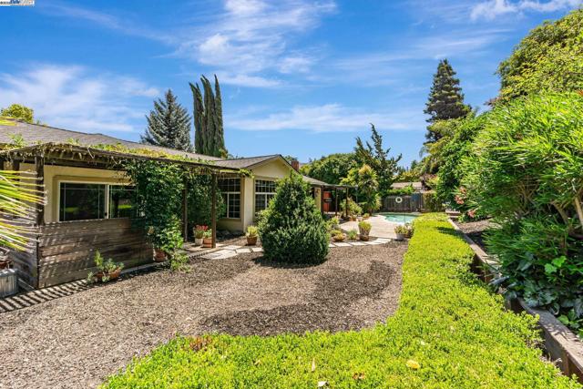 36 Barcelona Ct, Danville CA: https://media.crmls.org/mediaz/4ad1343e-2b81-4e1a-8e45-135ec7b615ad.jpg