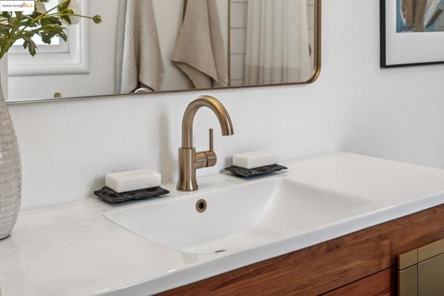 1044 Collier Dr, San Leandro CA: https://media.crmls.org/mediaz/4ad16054-837e-4fd9-a3ad-26fc0548e239.jpg