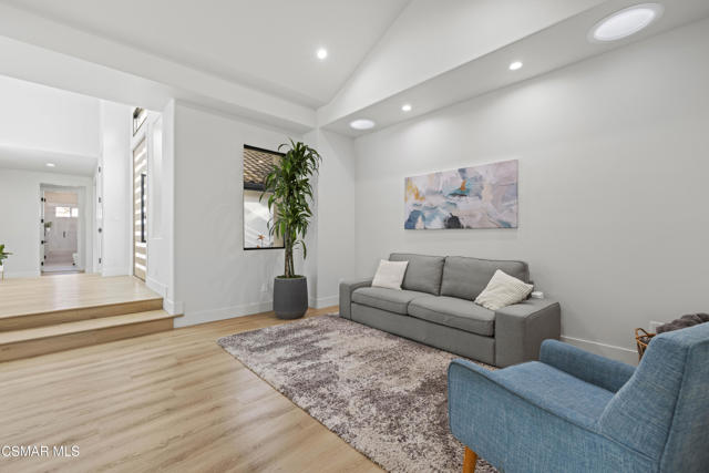 911 Vivian Circle, Newbury Park CA: https://media.crmls.org/mediaz/4ad23b91-83f2-4527-8513-abacb1431fe2.jpg